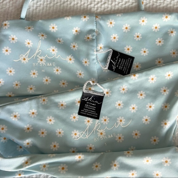 SAME Los Angeles Swim — Bikini set + matching scrunchie in Blue Daisy - Picture 3 of 11